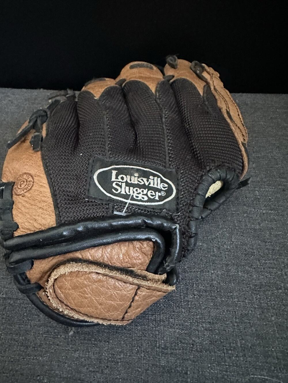 Louisville Slugger Genesis 950BM 9.5” Youth Baseball Glove Brown Black